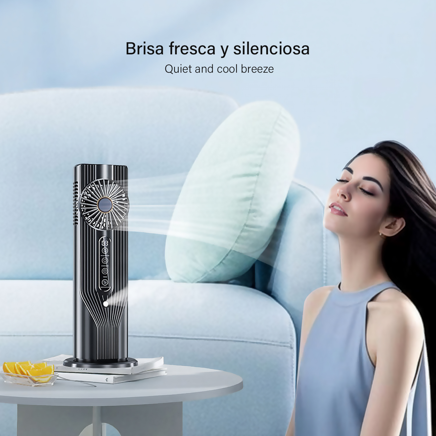 Un elegante ventilador negro sopla aire hacia una mujer relajándose en un sofá.
