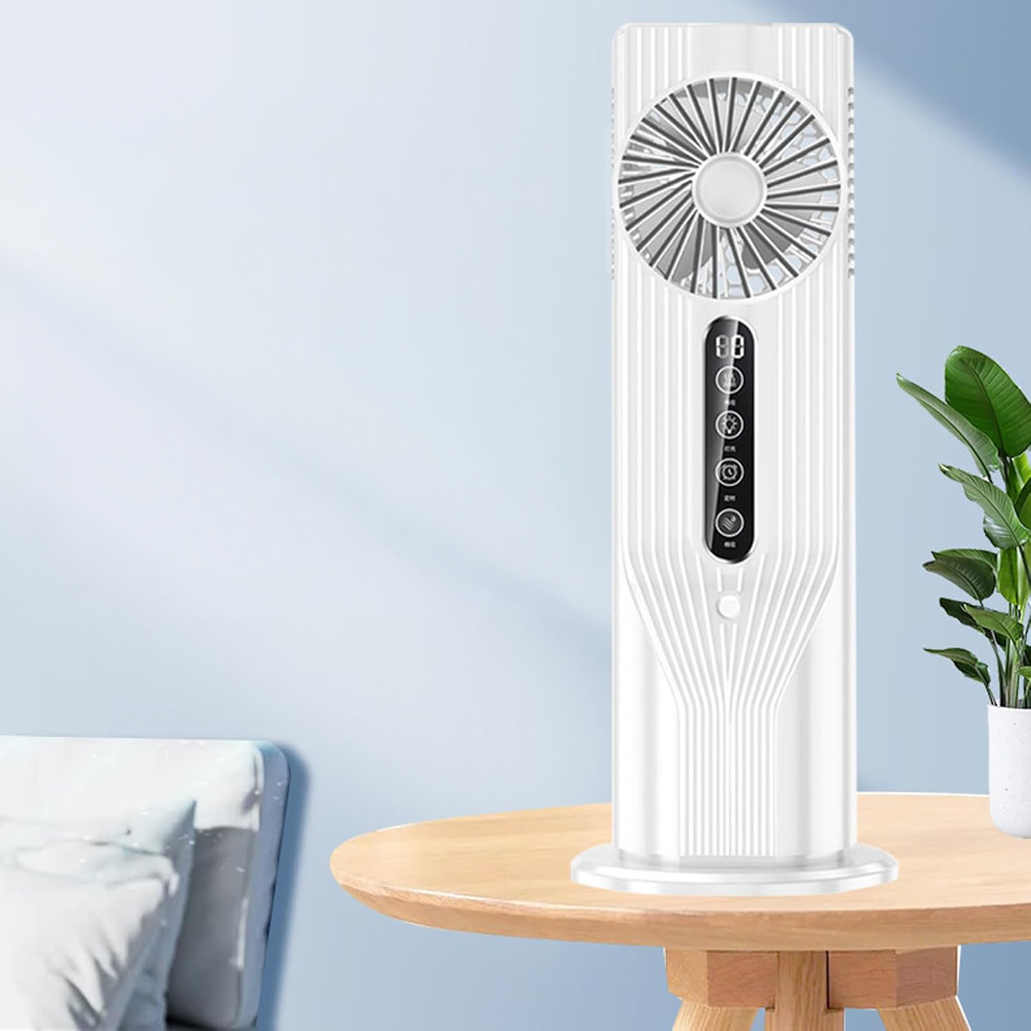 Un ventilador de torre blanco con pantalla digital está sobre una mesa redonda de madera junto a una planta verde.