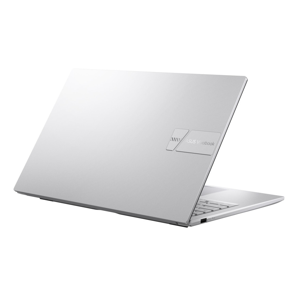 Srebrny laptop z otwartą pokrywą, białe tło.