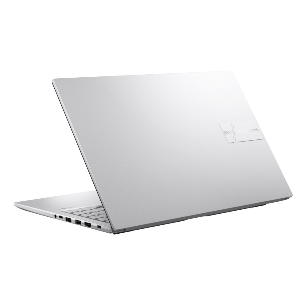 Srebrny laptop widoczny na białej powierzchni z otwartym ekranem.
