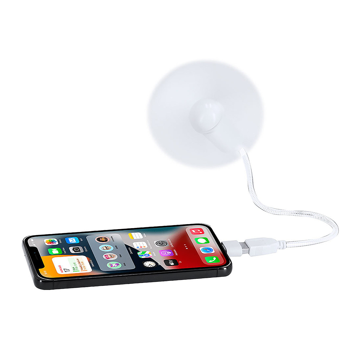 Un ventilador USB blanco está conectado a un teléfono inteligente negro sobre fondo blanco.