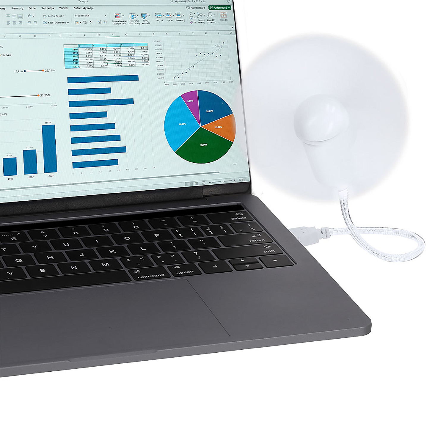 Un portátil muestra datos de hoja de cálculo con gráficos y un ventilador USB blanco.