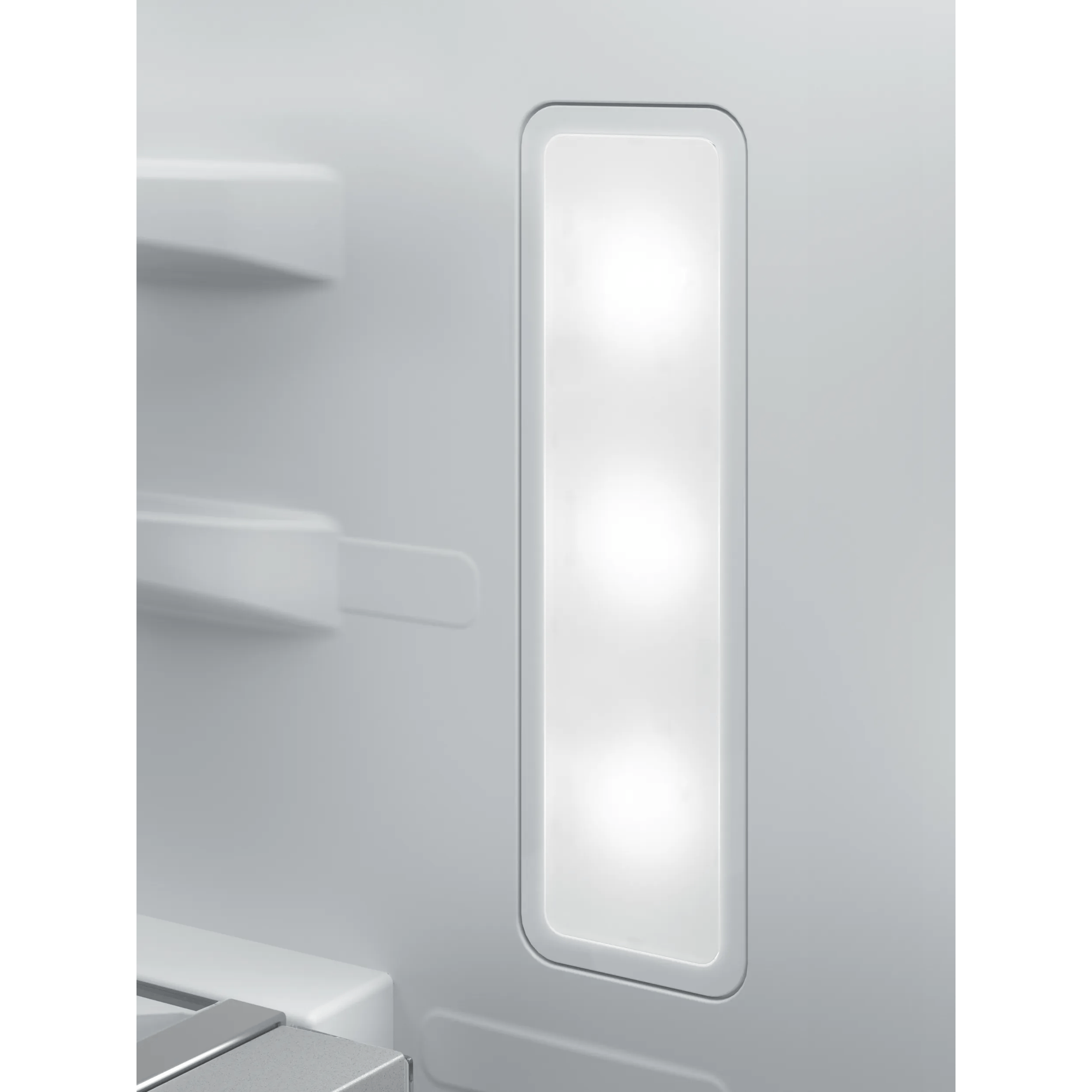 Une longue bande lumineuse rectangulaire de réfrigérateur avec trois ampoules.