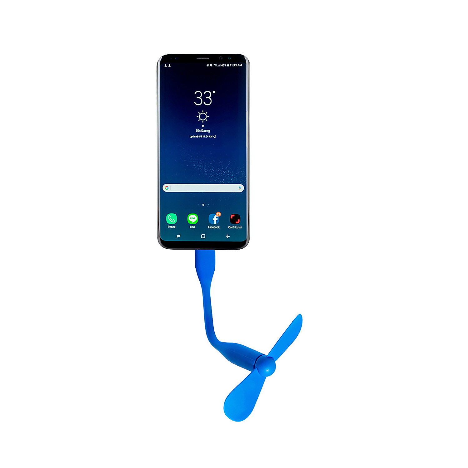Un ventilador USB azul conectado a un smartphone que muestra información meteorológica.