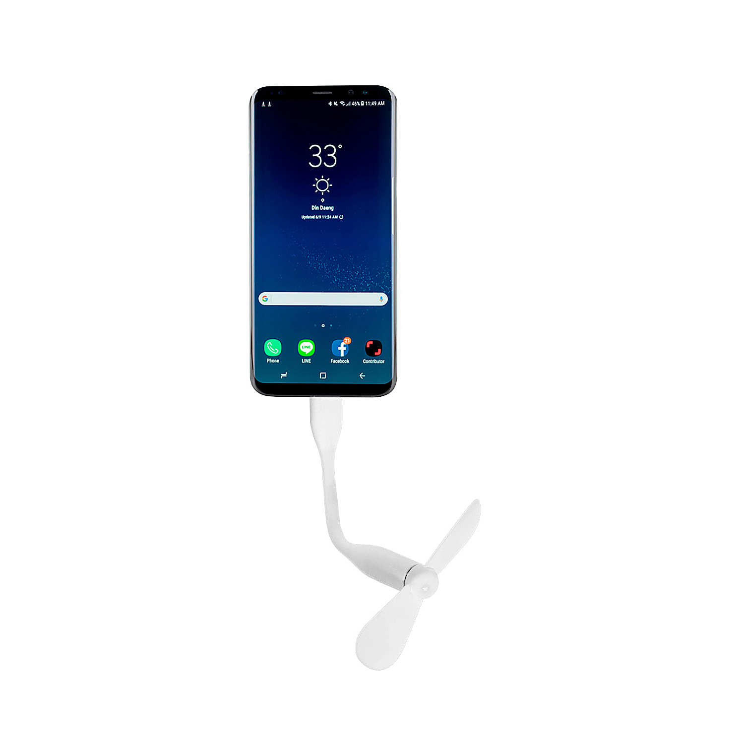 Un ventilador blanco está conectado a un smartphone que muestra el tiempo en su pantalla.
