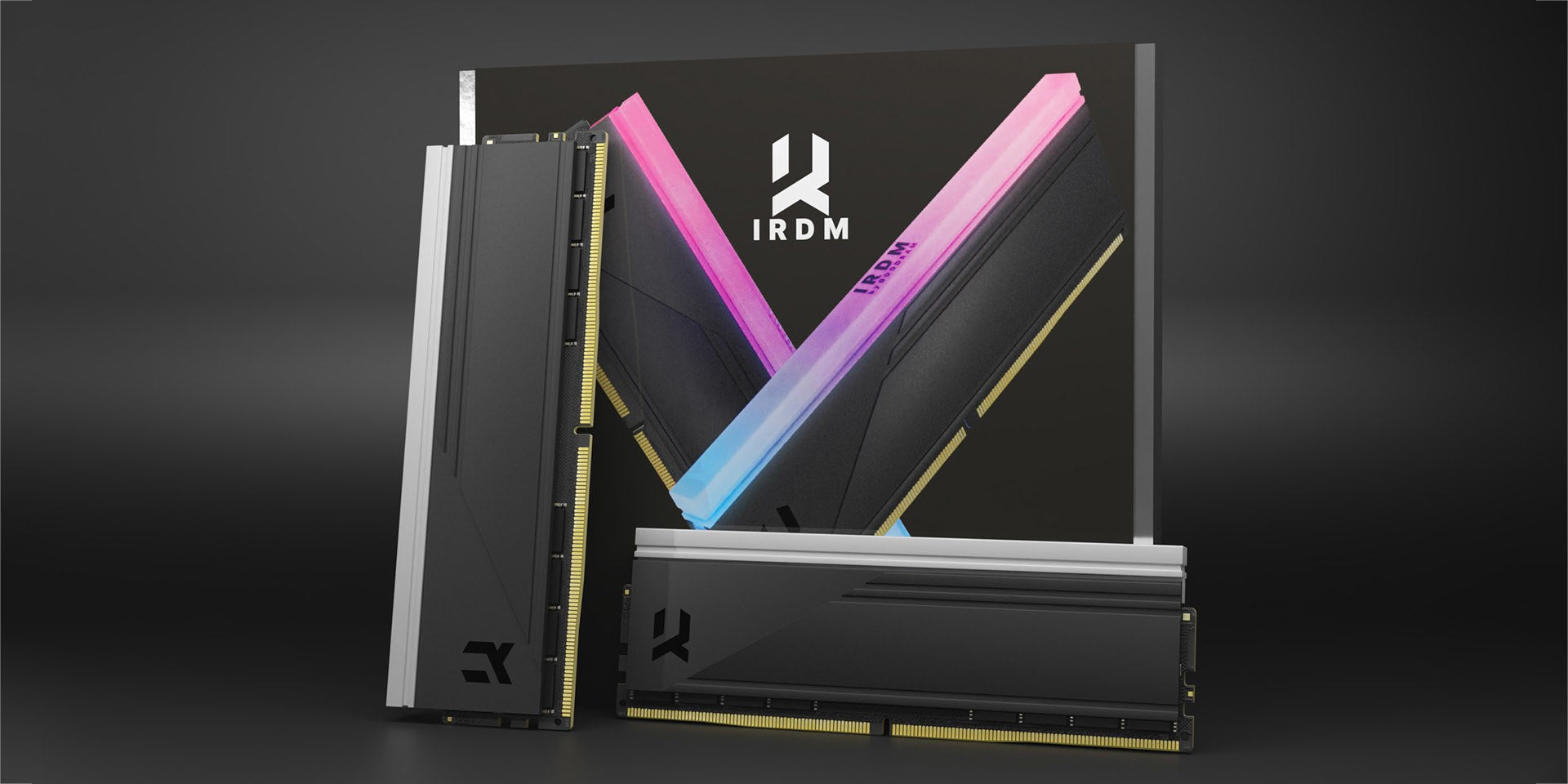 Trzy czarne moduły RAM z różowym i niebieskim podświetleniem RGB na ciemnym tle.