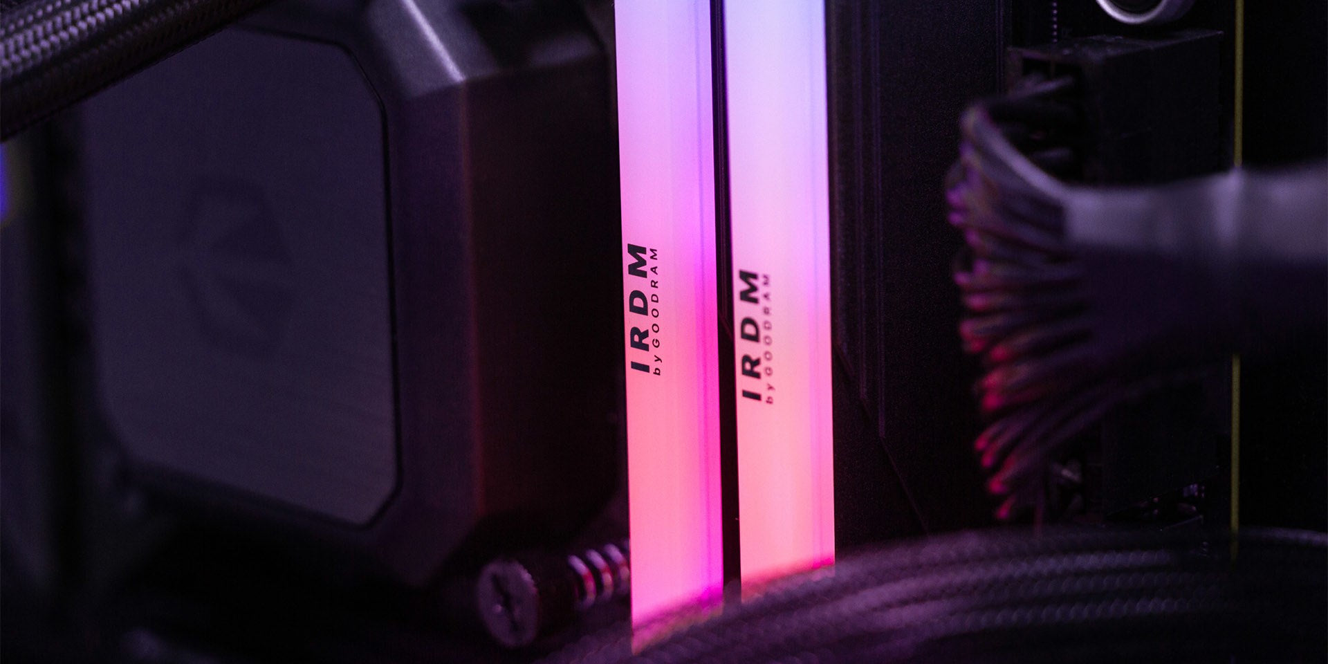 Moduły pamięci RAM komputera z oświetleniem RGB i ciemnym radiatorem.