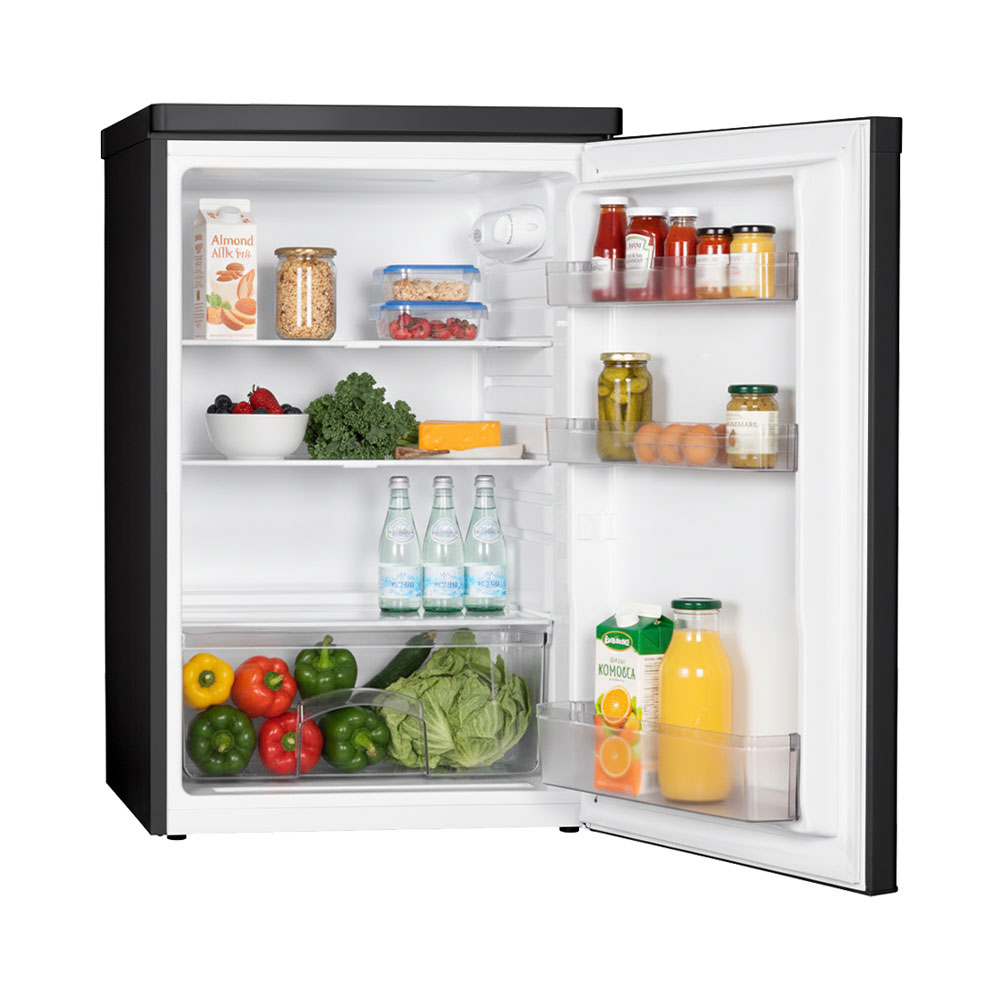 Un frigorifero nero aperto fornito di alimenti come verdure, frutta, bevande e salse.