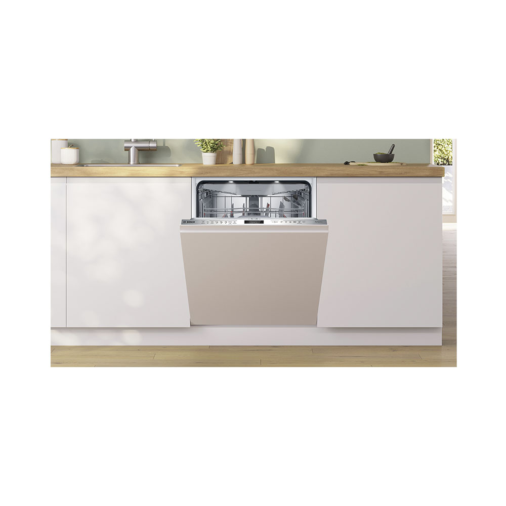 Lave-vaisselle encastrable avec porte ouverte dans une cuisine moderne.