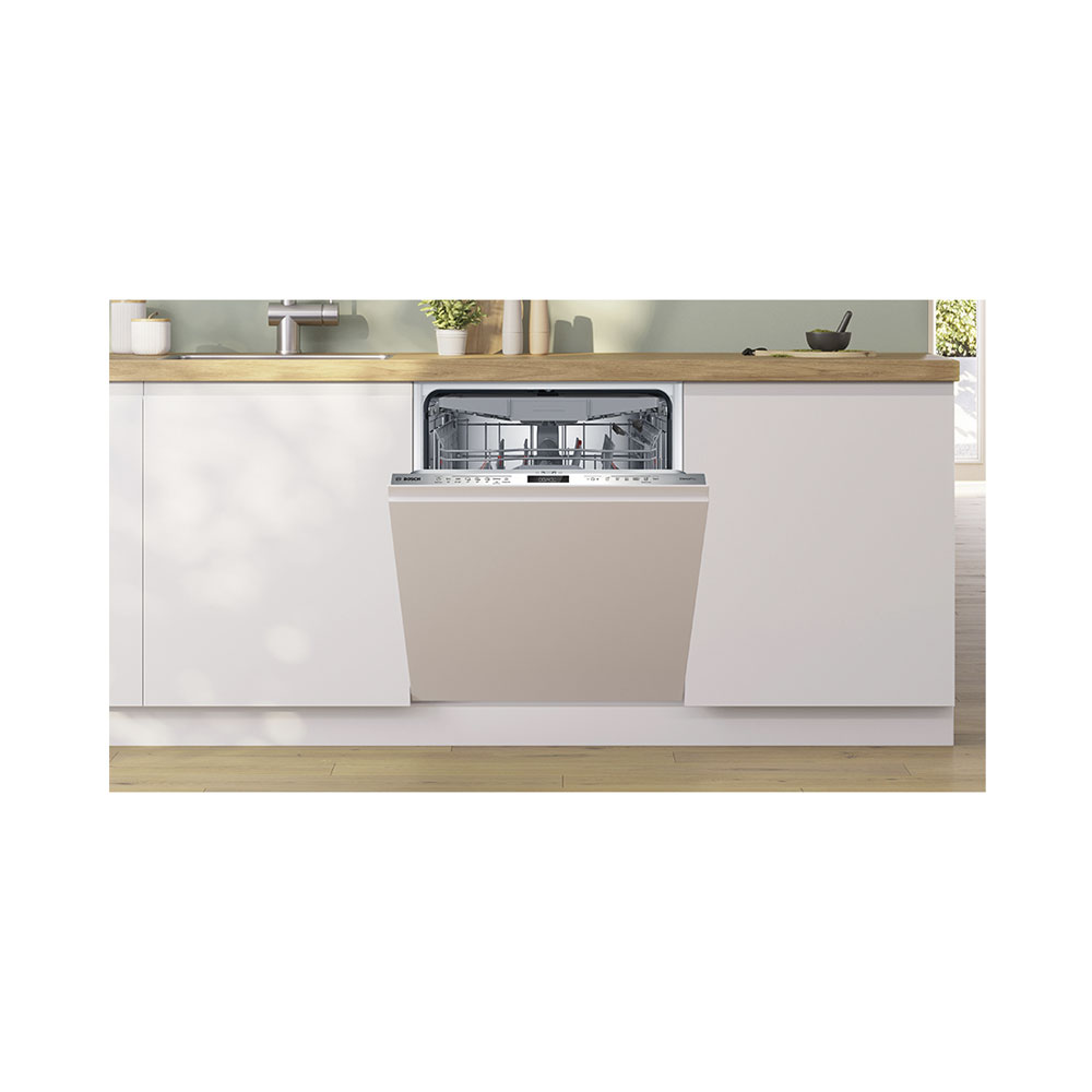 Lave-vaisselle encastrable avec porte ouverte, montrant paniers et bras de lavage.
