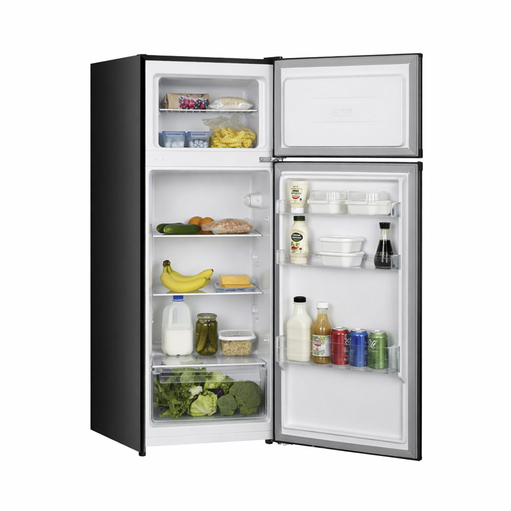 Offener schwarzer Kühlschrank mit Lebensmitteln: Milch, Gurken, Gemüse, Obst, Getränke und Gewürze.