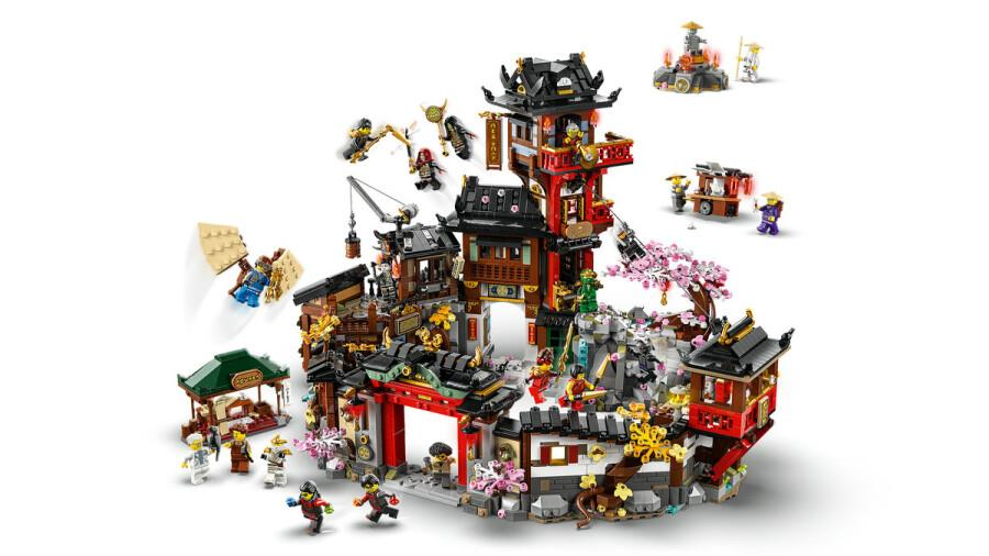 Świątynia LEGO Ninjago z postaciami i pojazdami, kwitnącymi wiśniami i dźwigiem.