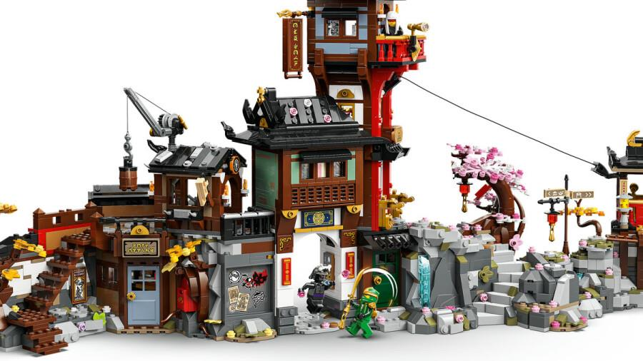 Figürler, kiraz çiçeği ağacı ve kayalık arazisi olan detaylı bir Lego Ninjago tapınağı.