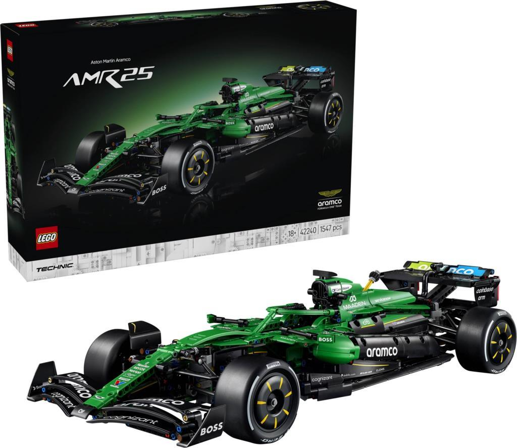 Yeşil Lego Formula 1 aracı kutusunun yanında sergileniyor.