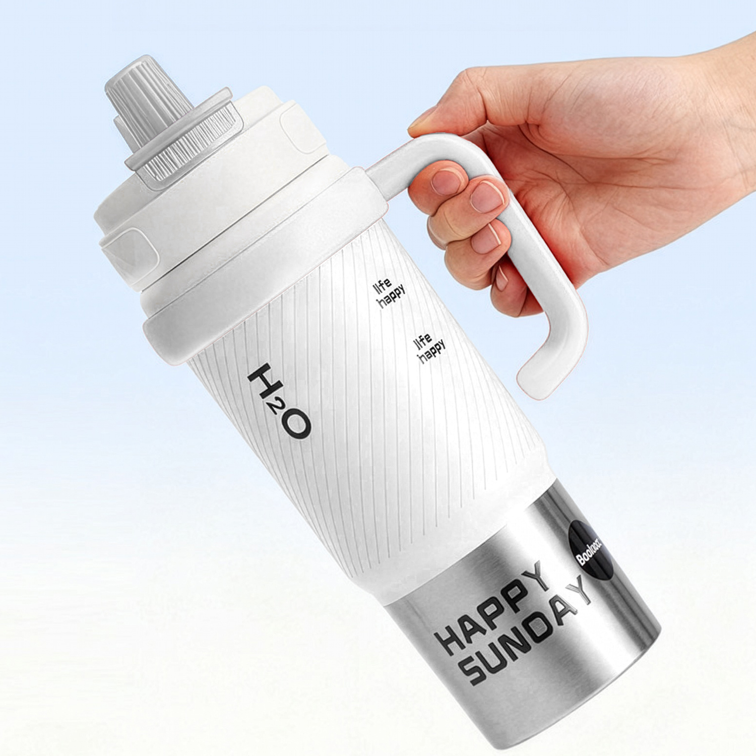 Una mano sostiene una botella de agua blanca con base plateada y texto.
