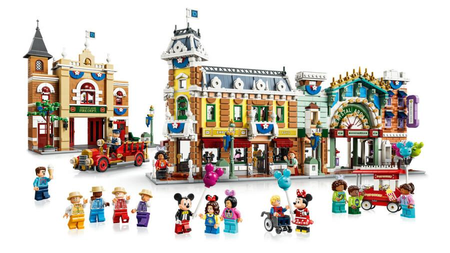 Figürler, binalar ve itfaiye aracı ile Disneyland'in Lego benzeri yeniden yapımı.