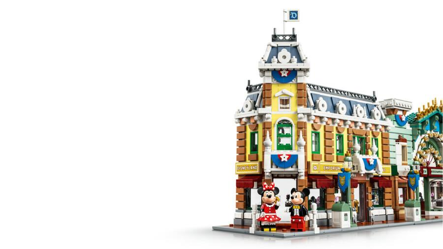 Emporium önünde Mickey ve Minnie'nin bulunduğu Disneyland Lego modeli.