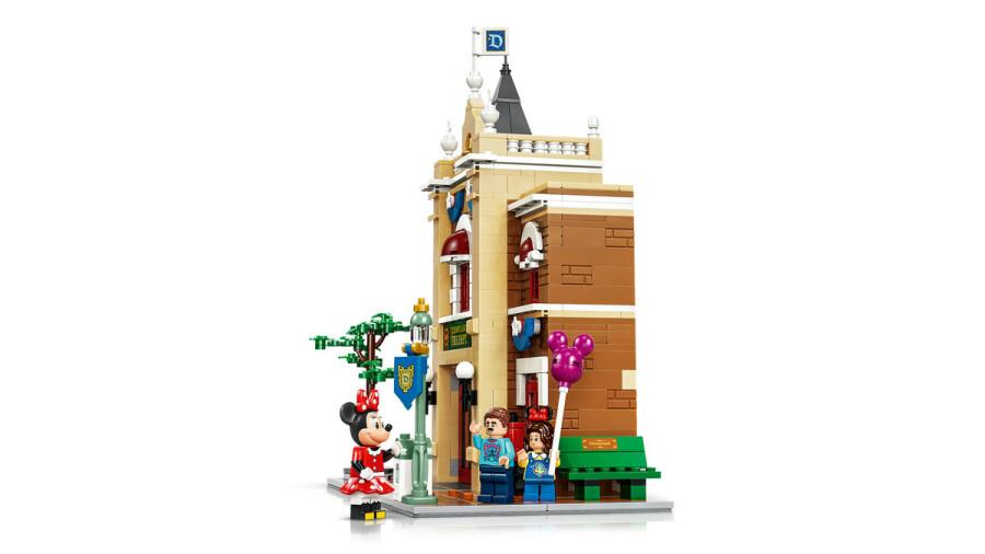 Minnie Mouse, figürler ve Mickey balonlu Lego binası.