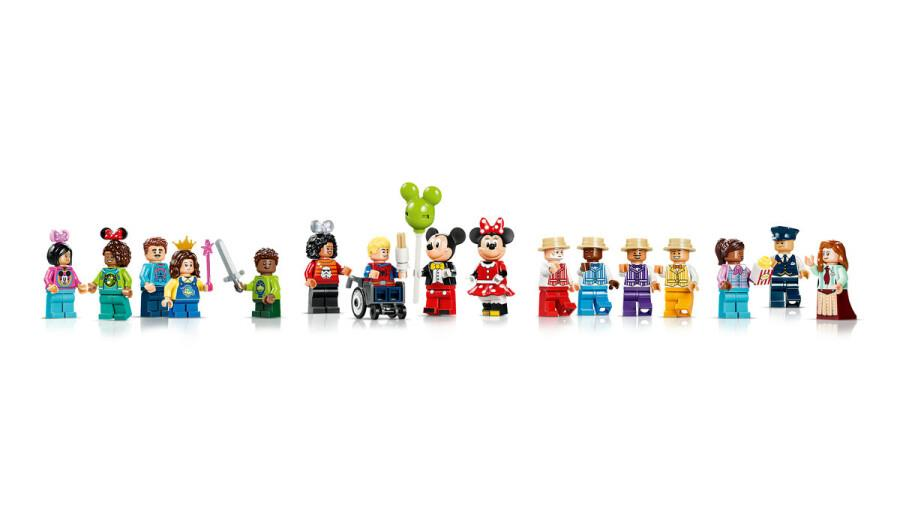 Mickey ve Minnie Mouse, çocuklar ve yetişkinler dahil bir sıra Lego figürü.