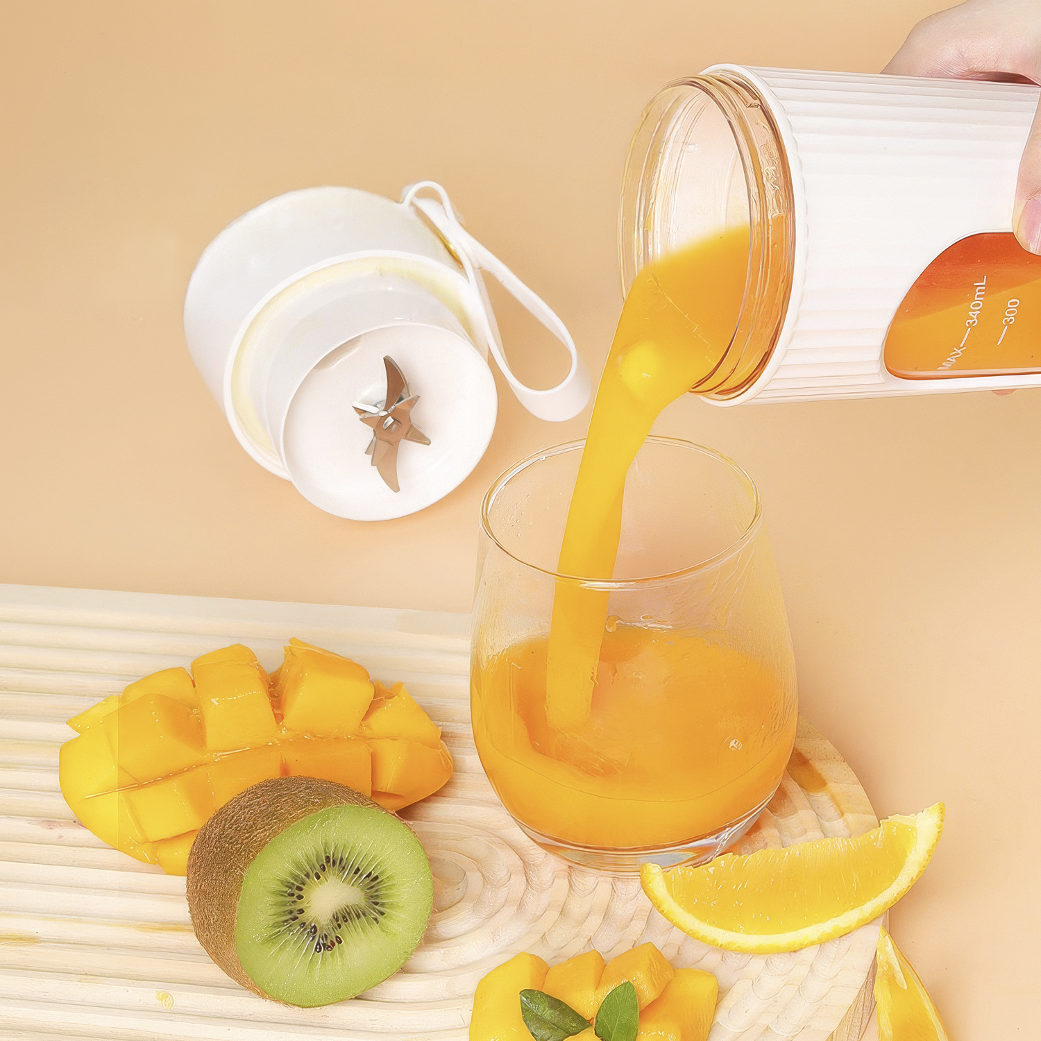 Jugo de naranja vertido en un vaso, junto a mango y kiwi cortados.