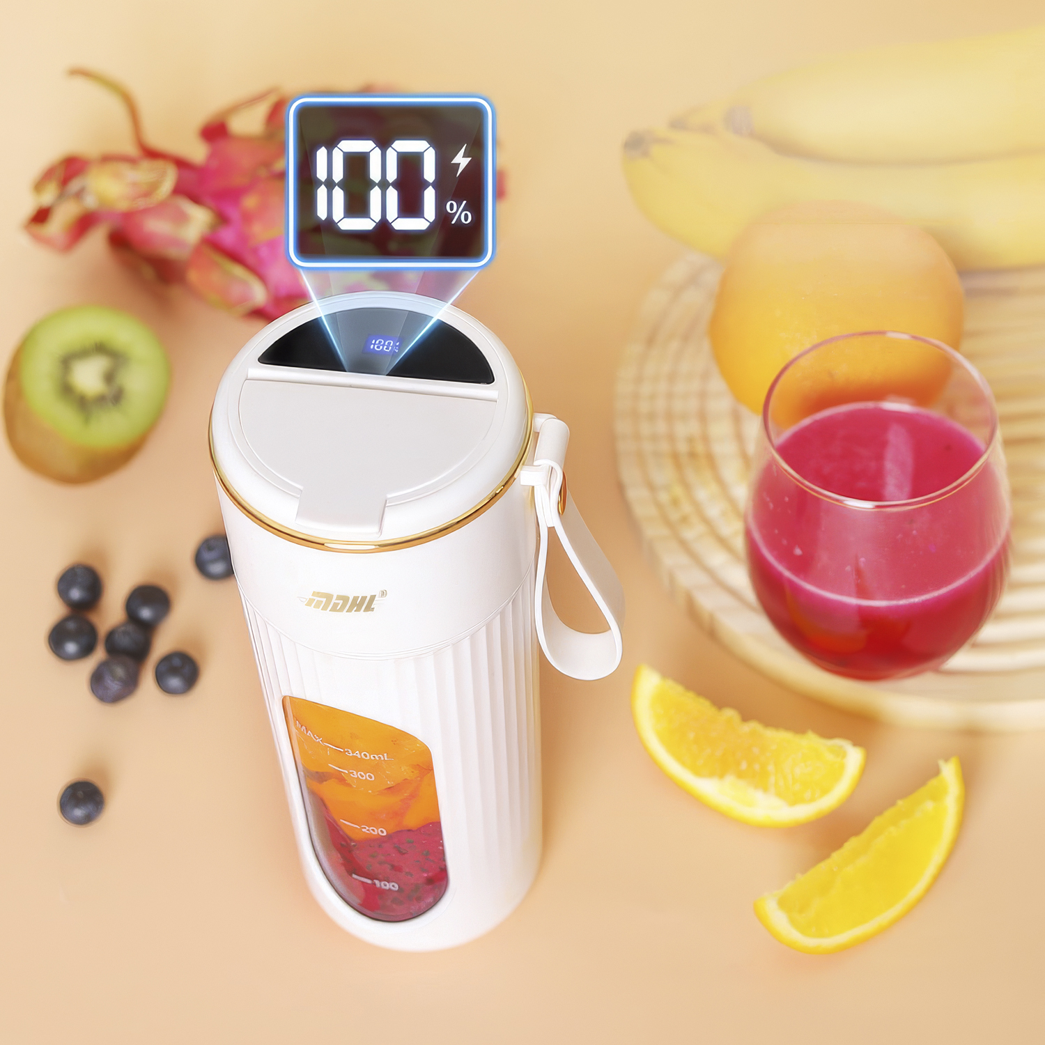 Una batidora blanca muestra 100% de carga, rodeada de frutas y jugo.