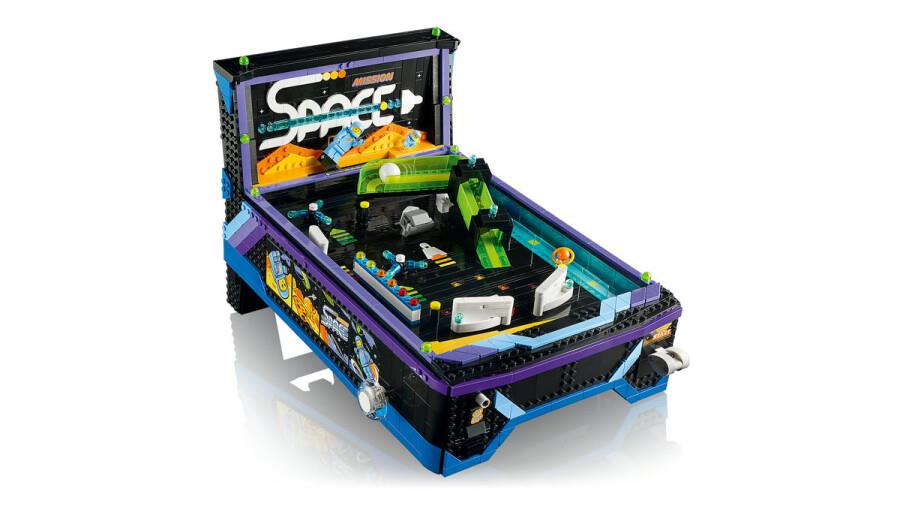 Uzay temalı Lego langırt makinesi. Siyah, mor ve mavi, "Space" yazılı.