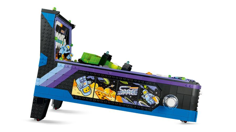 Mavi, mor ve siyah renklerde uzay temalı Lego langırt makinesi.