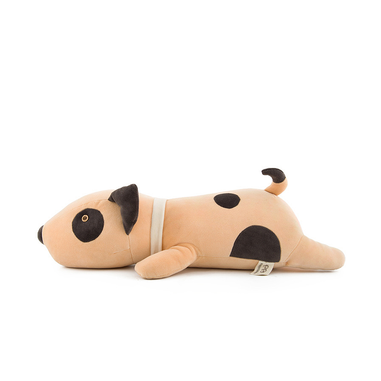 Un perro de peluche con pelaje melocotón, manchas negras y orejas caídas yace en fondo blanco.