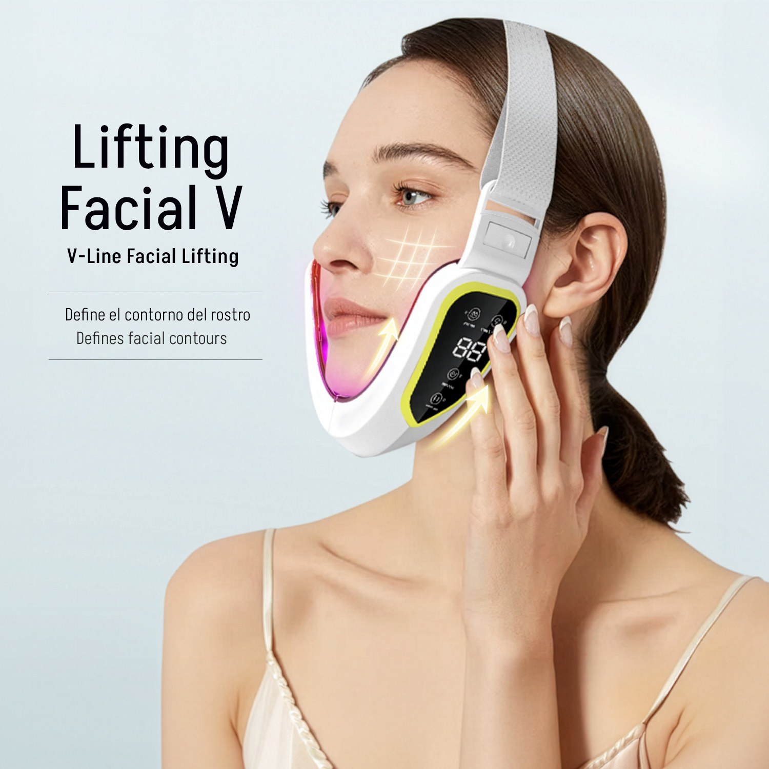 Una mujer usa un dispositivo de estiramiento facial V-line con luces rojas y pantalla.
