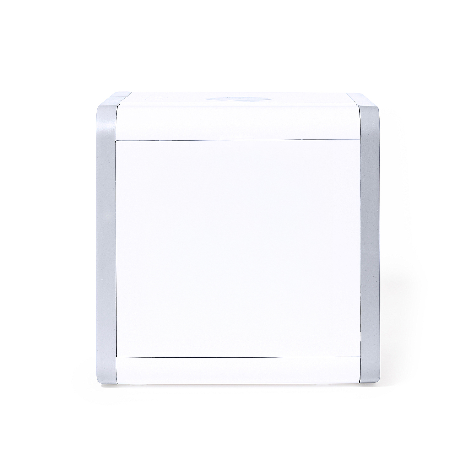 Un cubo blanco con bordes plateados sobre fondo blanco.