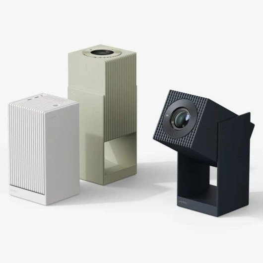 Tres proyectores: uno blanco, uno beige, uno negro inclinado hacia adelante.