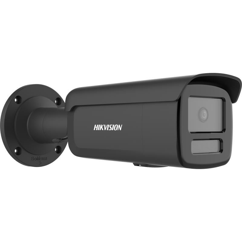 Una telecamera di sicurezza Hikvision nera con staffa di montaggio è mostrata su sfondo bianco.