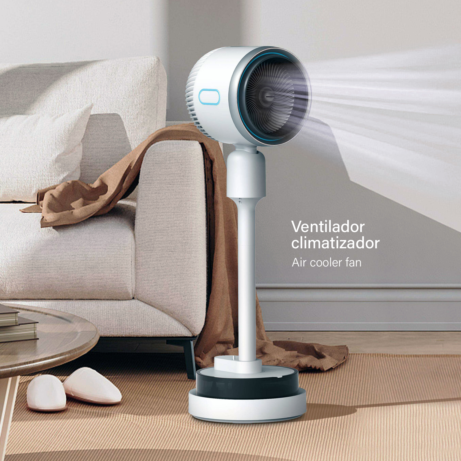 Un ventilador blanco con detalles azules está sobre una alfombra al lado de un sofá.