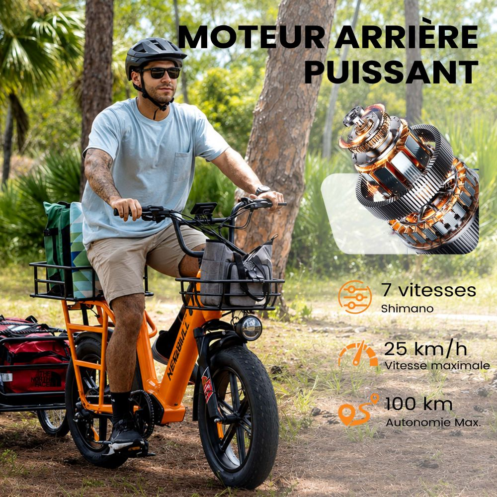 Hombre monta e-bike naranja con remolque en bosque, especificaciones mostradas.