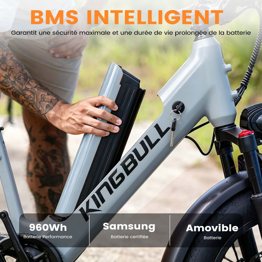 Hombre desbloquea bicicleta eléctrica gris con batería Samsung.