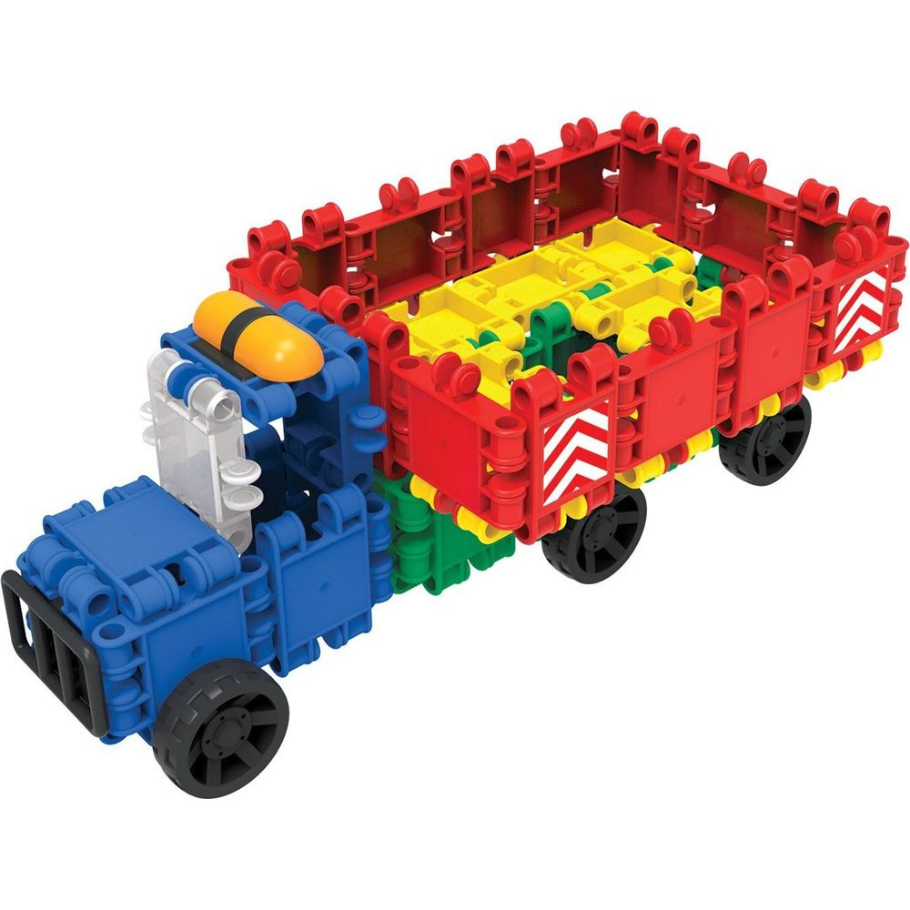Ein bunter Spielzeuglastwagen aus Bausteinen mit rotem Aufbau, gelber Ladung und blauer Fahrerkabine.