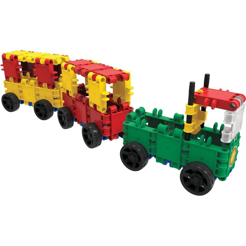 Ein roter und gelber Spielzeugzug ist mit einem grünen Spielzeuglastwagen verbunden. Beide sind aus Bausteinen.