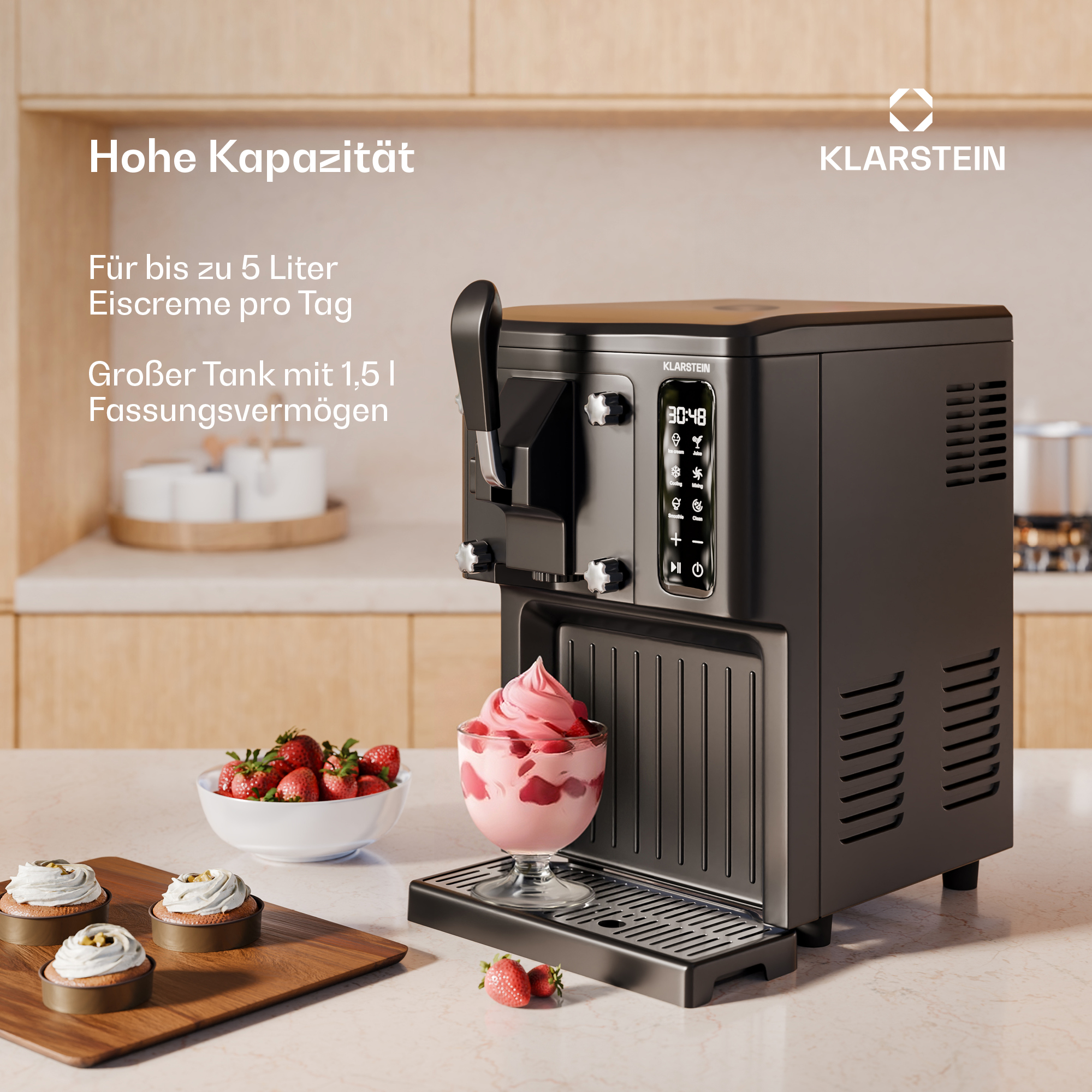 Klarstein Eismaschine mit Eiscreme, Erdbeeren und Kuchen auf einer Küchentheke.