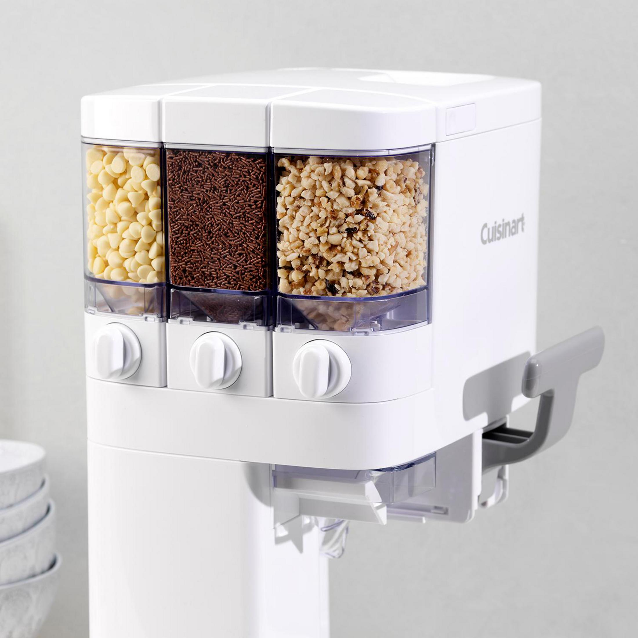 Weiße Schokoladenchips, Schokostreusel und gehackte Nüsse in einem Cuisinart Spender.