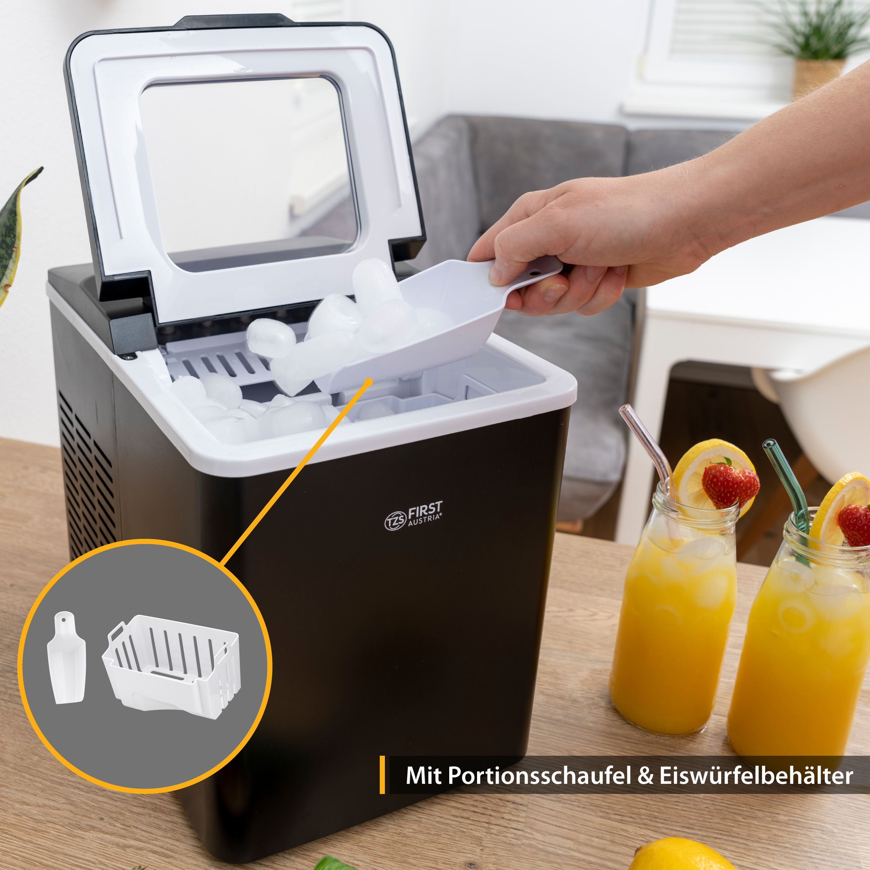 Macchina del ghiaccio con paletta e contenitore per cubetti, accanto a due bicchieri di succo.