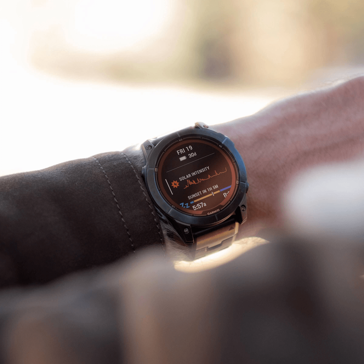 Un reloj inteligente muestra intensidad solar y hora de puesta de sol. Vie 19, 30d, atardecer en 1h 5m.