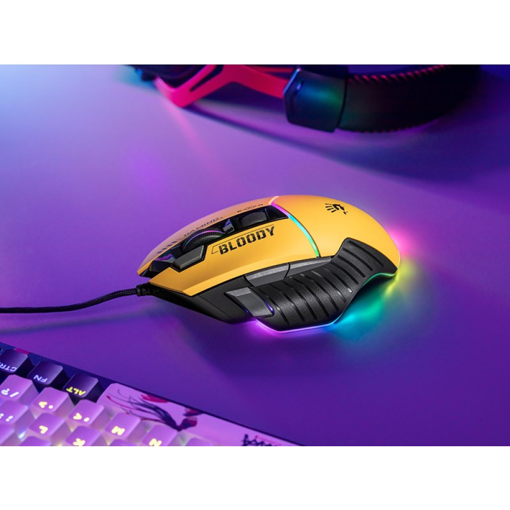 Żółta mysz gamingowa z podświetleniem RGB na fioletowej macie, klawiatura z przodu.