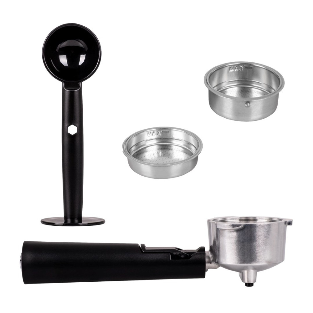Portafiltro, pressino e due filtri per macchina da caffè su bianco.