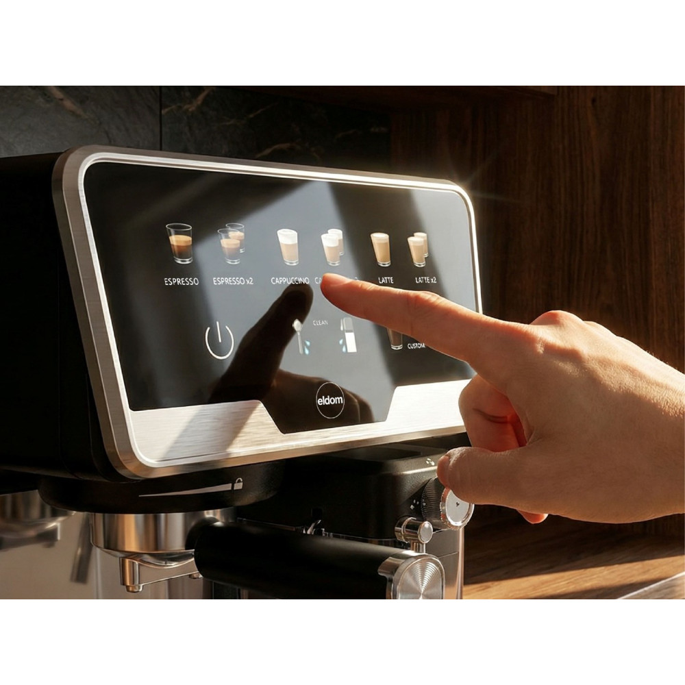 Una mano tocca il touch screen di una macchina da caffè con opzioni bevanda.