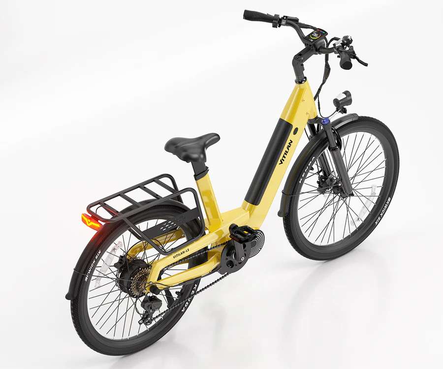 Gelbes Elektrofahrrad mit schwarzen Akzenten, Gepäckträger hinten und weißem Hintergrund.