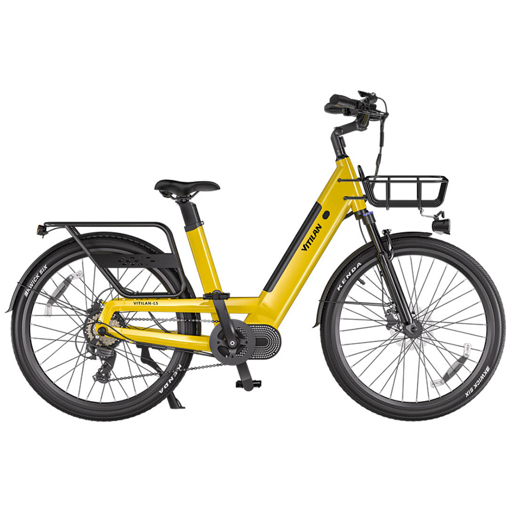 Ein gelbes E-Bike mit Gepäckträgern vorne und hinten, auf weißem Hintergrund.