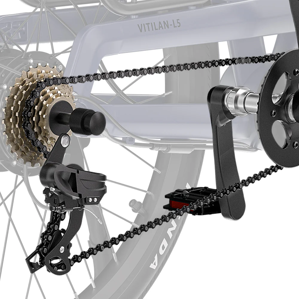 Nahaufnahme der Fahrradkette, Kassette und Pedale auf grauem Hintergrund.