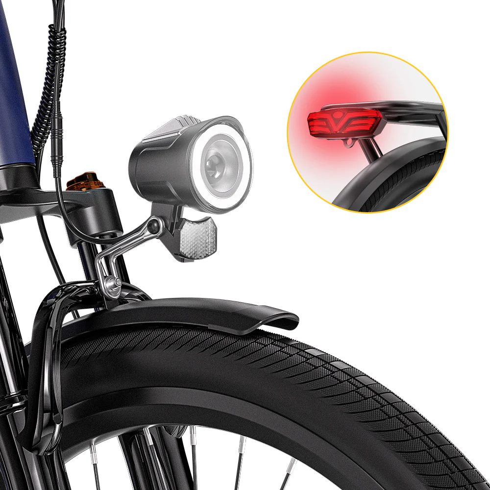 Vorderes Fahrradlicht an, rotes Rücklicht leuchtet. Fokus auf Rad und Schutzblech.