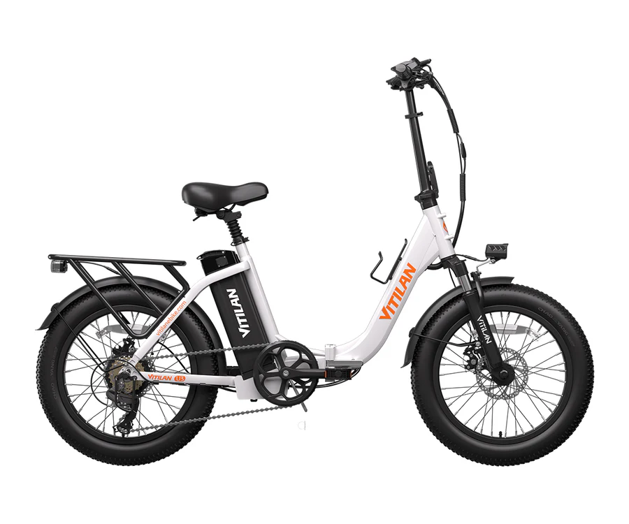 Ein weißes faltbares E-Bike mit schwarzen Reifen und Gepäckträger.