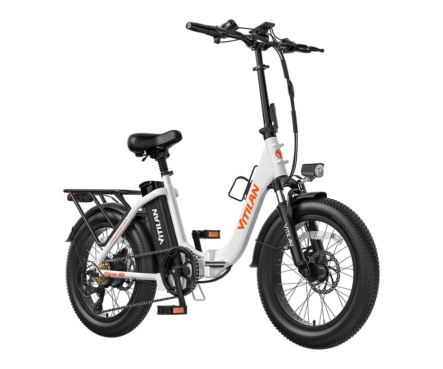 Ein weißes faltbares E-Bike mit fetten Reifen und Gepäckträger.